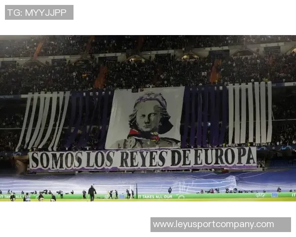 巴黎圣日耳曼主场TIFO致敬十年前巴黎恐袭遇难者的深情纪念