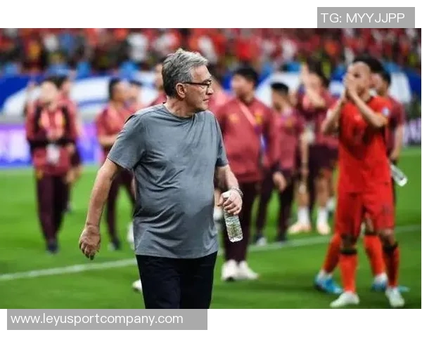 何超手球染黄引争议裁判漏判浙江进攻王钰栋愤怒砸球抗议 何超手球染黄引争议裁判漏判浙江进攻王钰栋愤怒砸球抗议