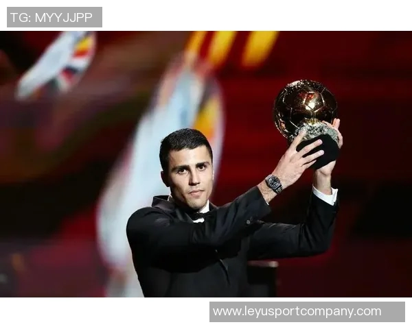 一年前的今天罗德里荣获金球奖见证足球历史的辉煌时刻 一年前的今天罗德里荣获金球奖见证足球历史的辉煌时刻