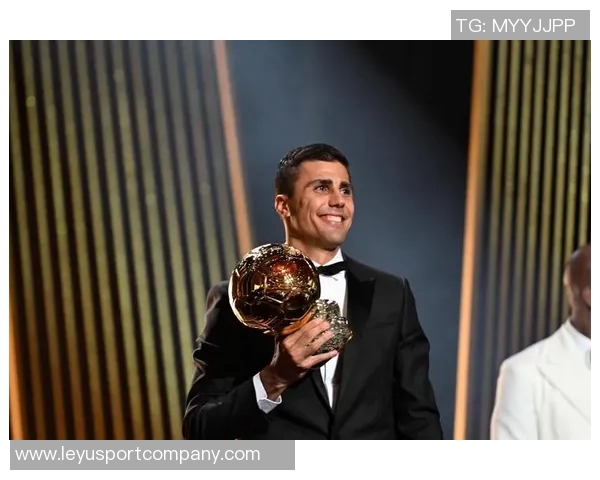 一年前的今天罗德里荣获金球奖见证足球历史的辉煌时刻