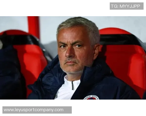 穆里尼奥对半场表现不满直言想换下九人球队晋级16强之路艰辛