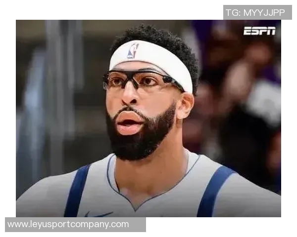 浓眉因双侧跟腱劳损在场边沉思队友们纷纷表现出担忧神情