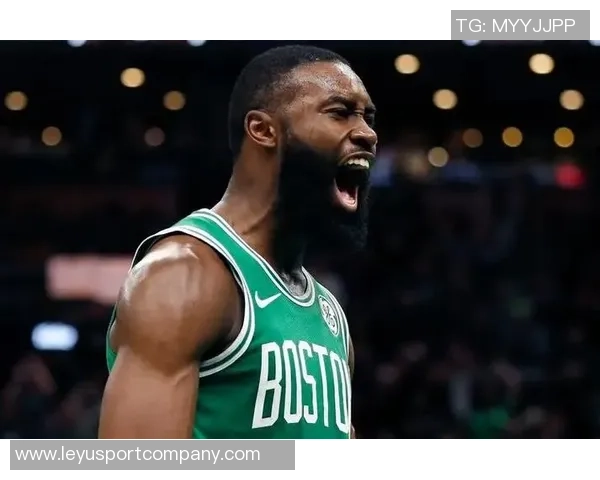 杰伦布朗轻松发挥9投5中贡献15分7篮板4助攻展现全能实力